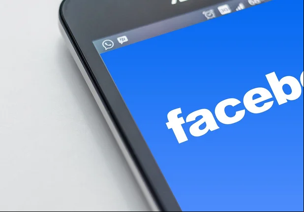 Facebook em um celular