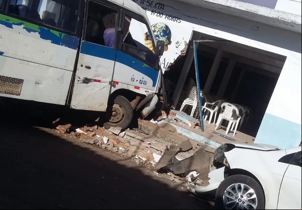 Micro-ônibus ficou sem freio