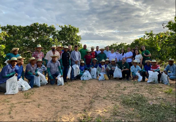 Agricultores recebendo kits