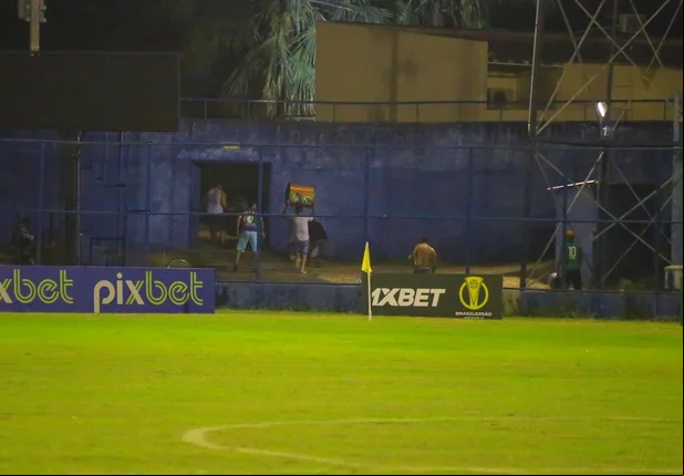 Briga entre torcedores no jogo entre Altos e Paysandu
