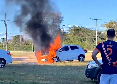 Carro pega fogo no setor de esportes da UFPI em Teresina