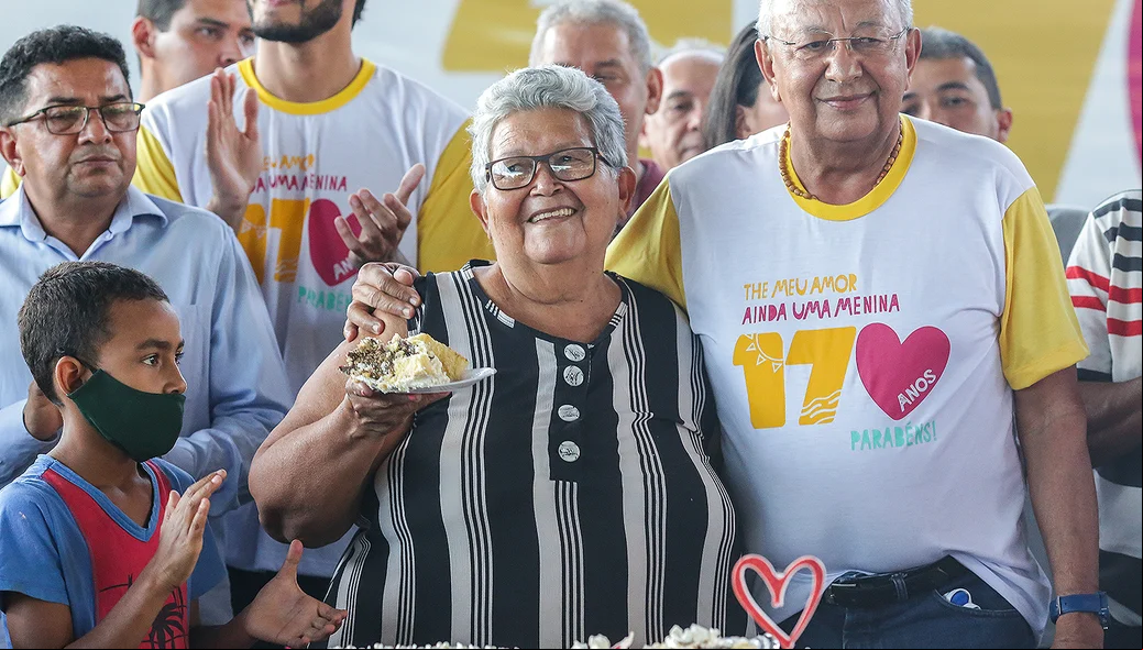 Dr. Pessoa junto a moradora do bairro Poti Velho