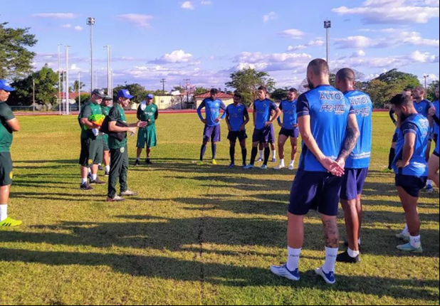 Equipe do Altos em preparação para jogo contra o Paysandu