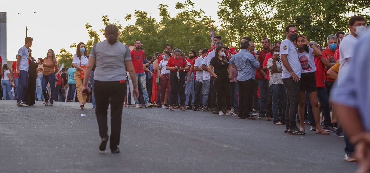 Fila para entrar em evento com Lula em Teresina