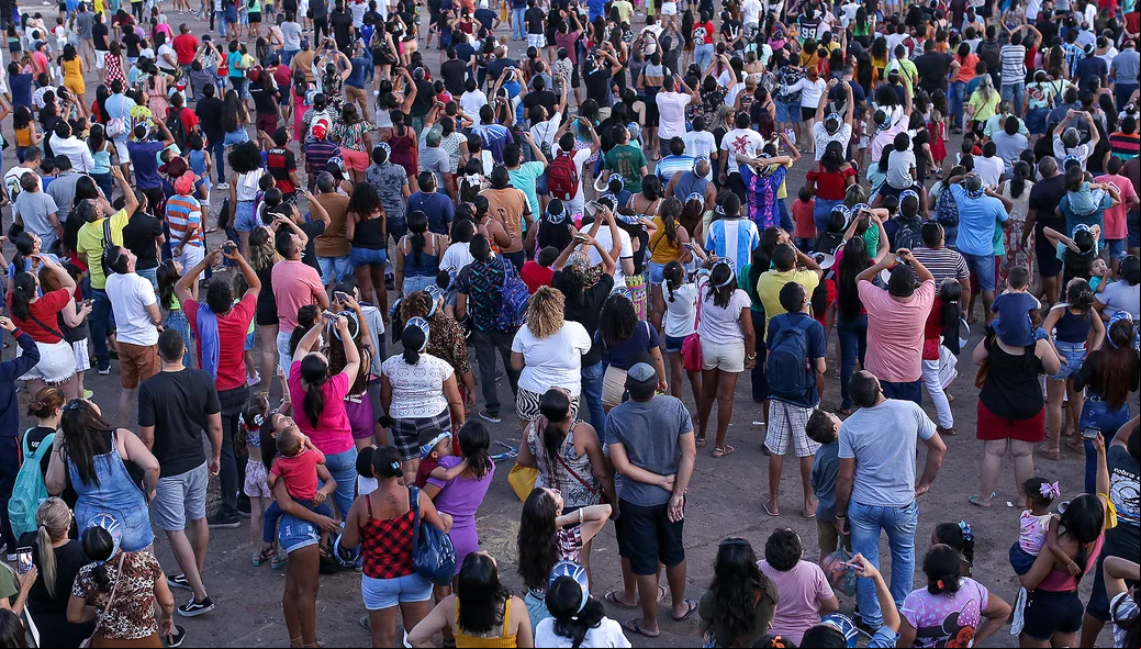 Multidão acompanhou apresentação da Esquadrilha da Fumaça