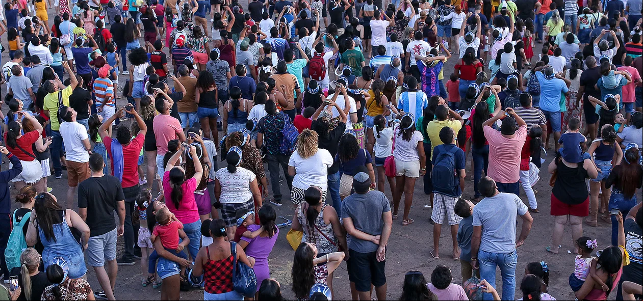 Multidão acompanhou apresentação da Esquadrilha da Fumaça