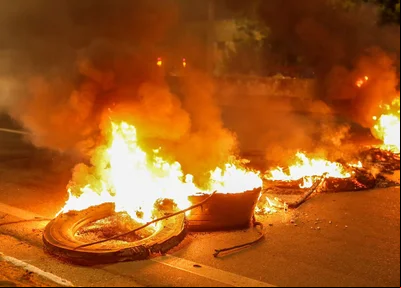 População ateou fogo em pneus