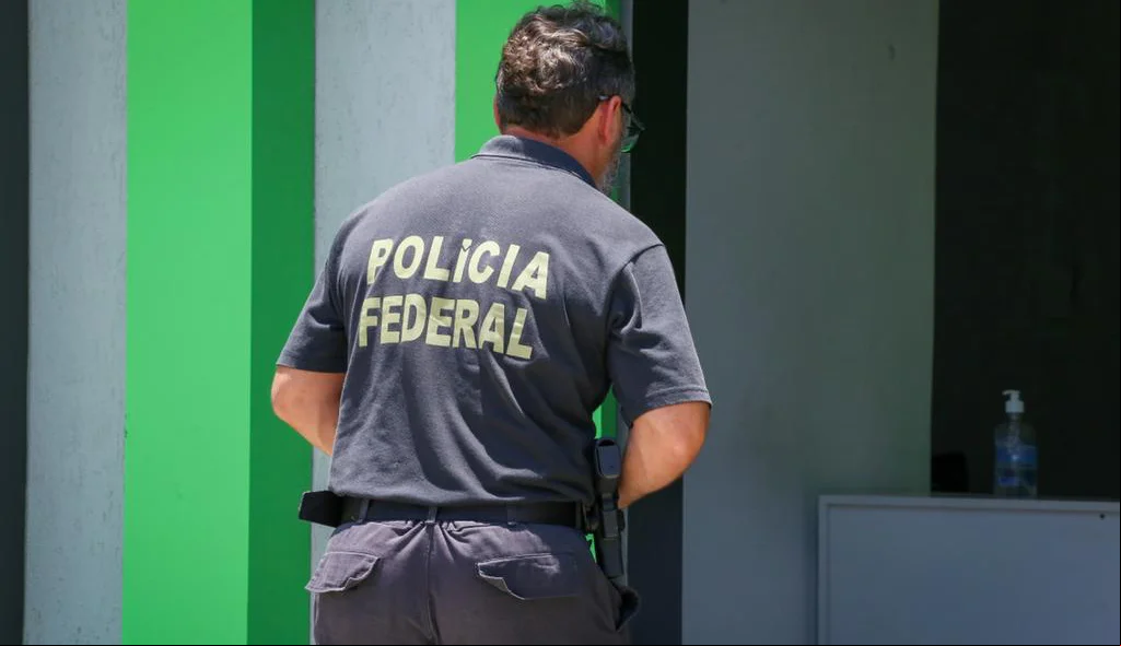 Agente da PF durante operação
