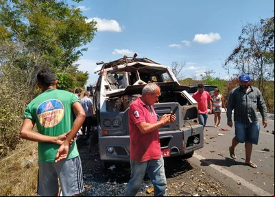Criminosos fortemente armados explodem carro forte na BR 316 em Caxias