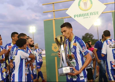 Jogador do Comercial beijando a taça do Piauiense Série B