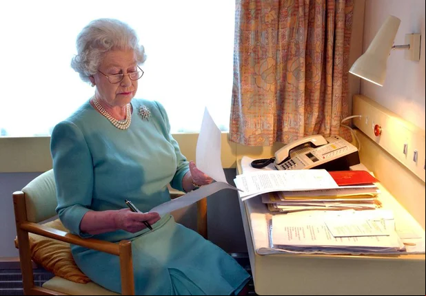 Nesta imagem, a rainha Elizabeth II é vista trabalhando a bordo do trem real perto de Darlington, em 7 de maio de 2022