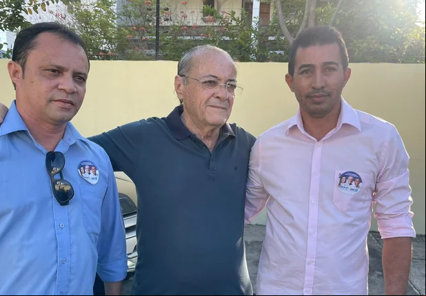 Sílvio Mendes ao lado dos vereadores do PL
