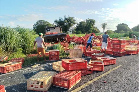 Acidente deixou carga espalhada na pista