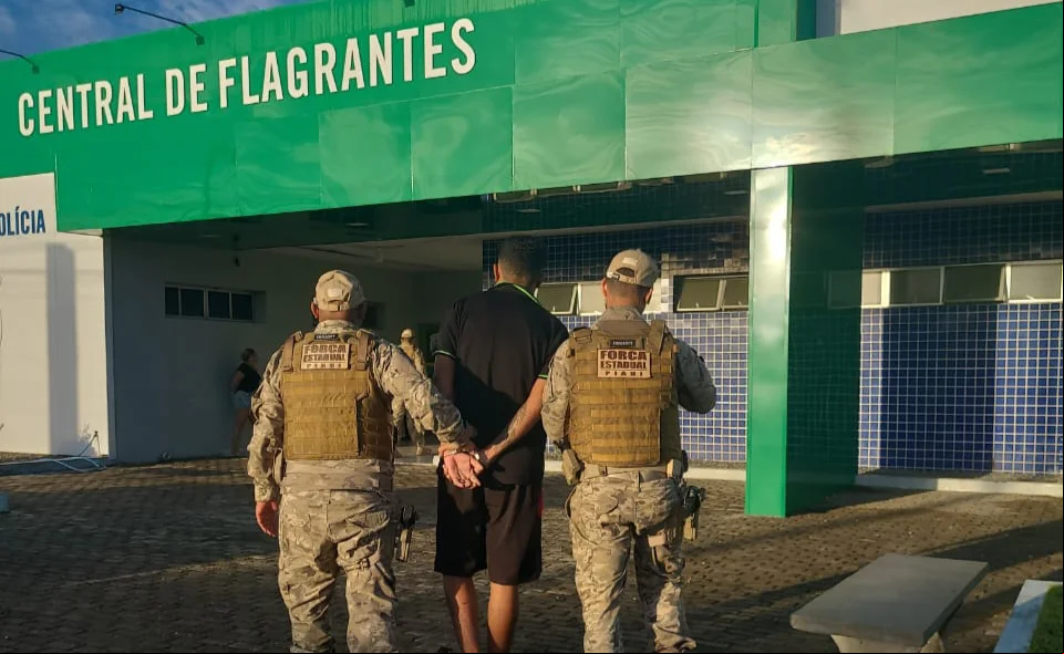 Acusado sendo conduzido para a central de flagrantes de Parnaíba