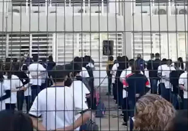 Alunos em escola cívico-militar