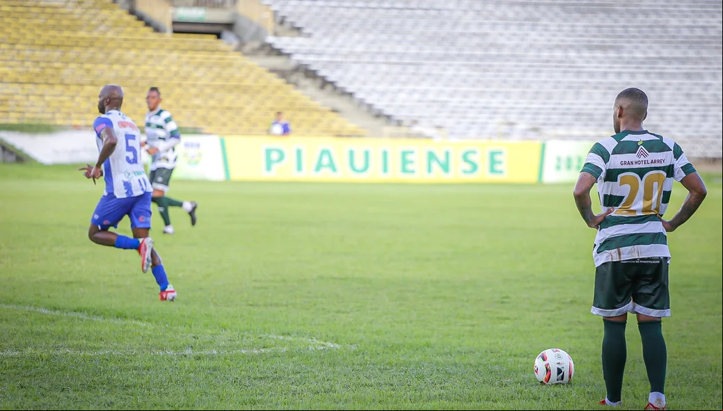 Dieguinho em cobrança de falta