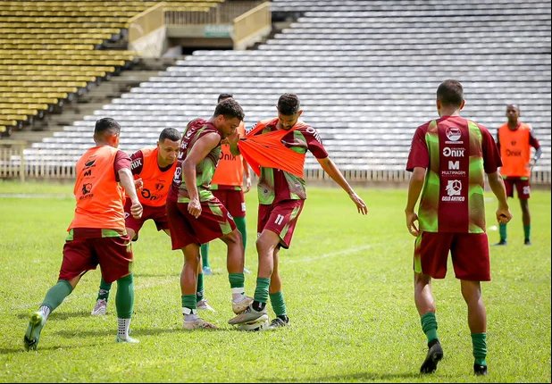 Disputa de bola durante o treino