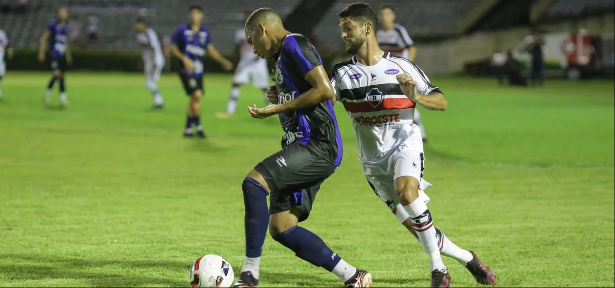 Disputa de bola entre João Paulo e jogador do Altos
