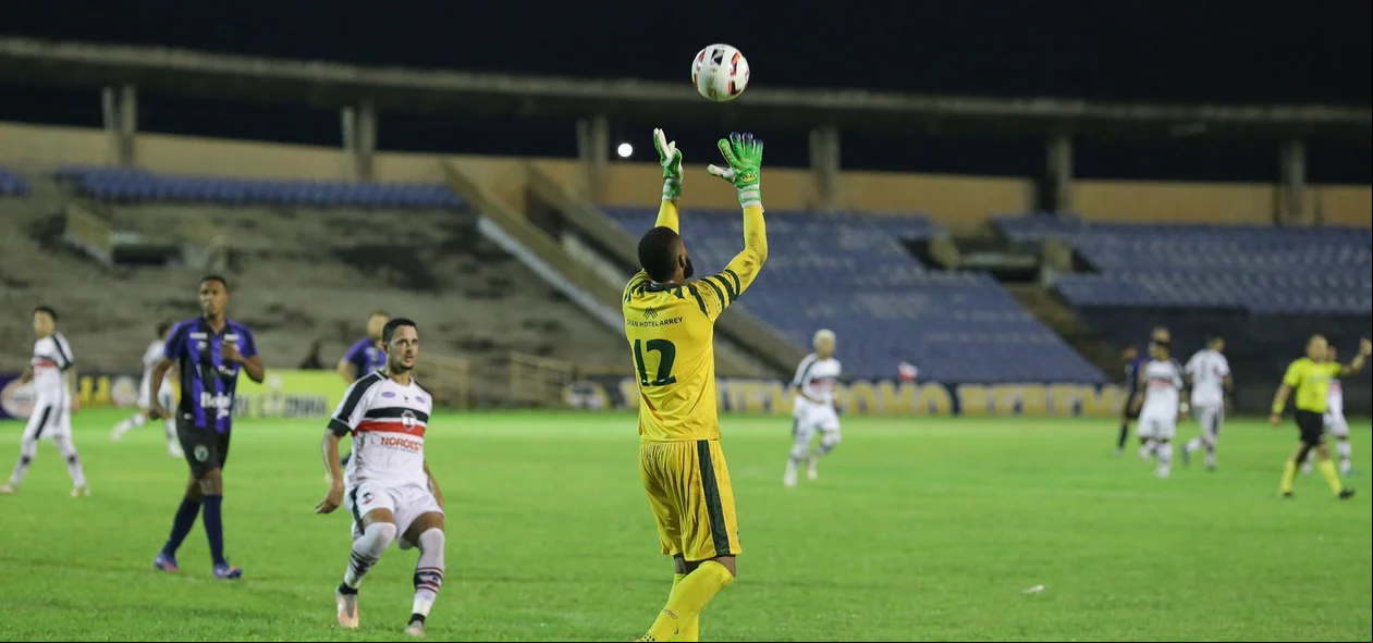 Edson agarrando a bola