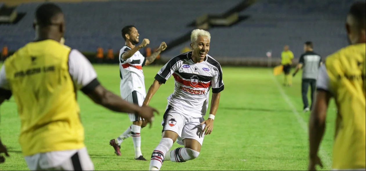 Hadrian comemorando gol