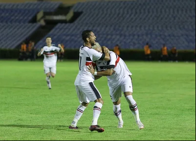 Hadrian e João Paulo comemorando gol do River