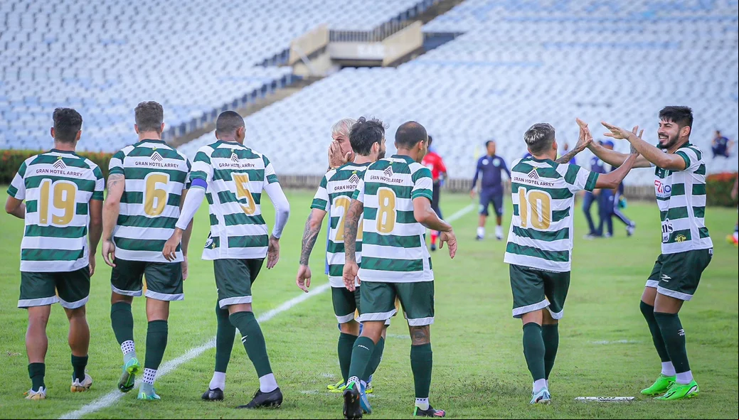 Jogadores do Altos comemoram gol diante do Comercial