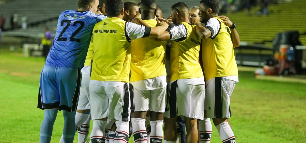 Jogadores do River comemorando gol