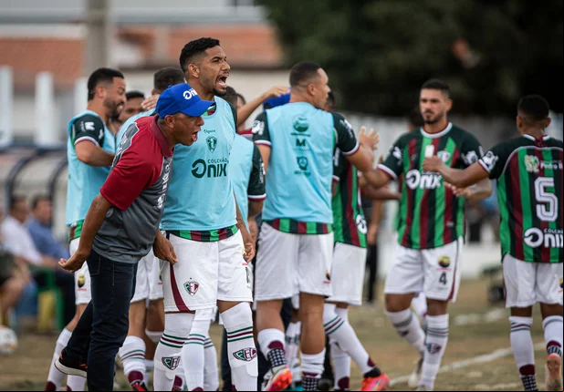 Jogadores e comissão técnica comemoram gol de Augusto