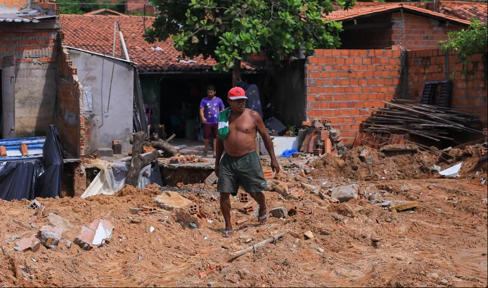 José Galdêncio em meio aos escombros das casas onde filha e sobrinha moravam