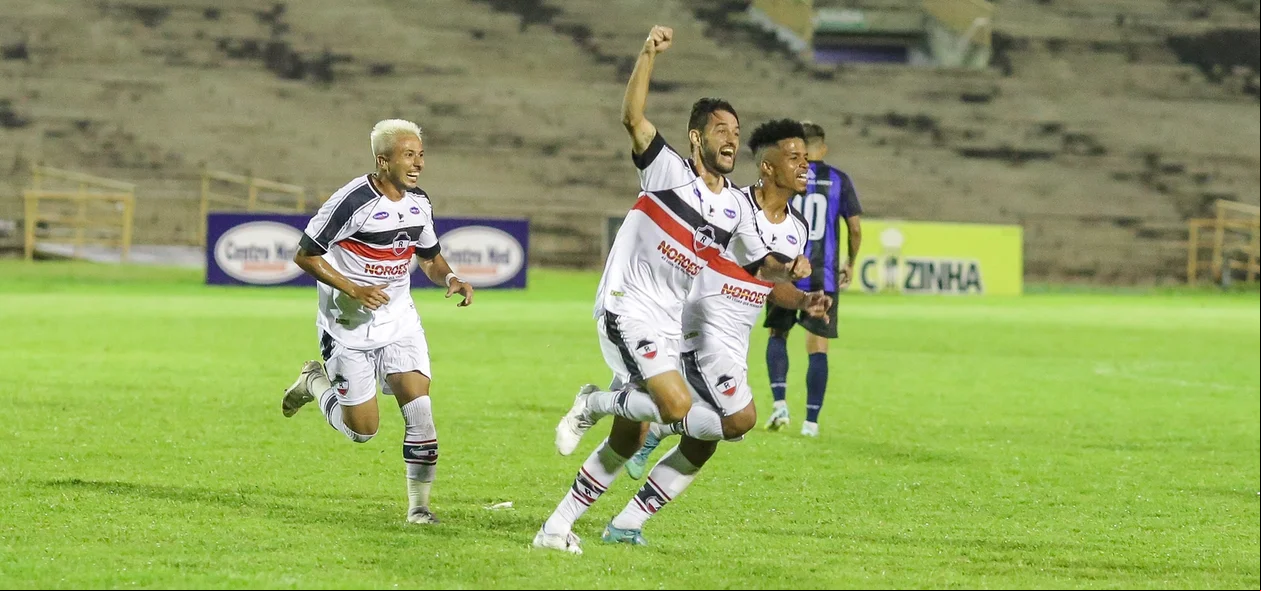 Maicon Campagnolo e Hadrian comemorando gol