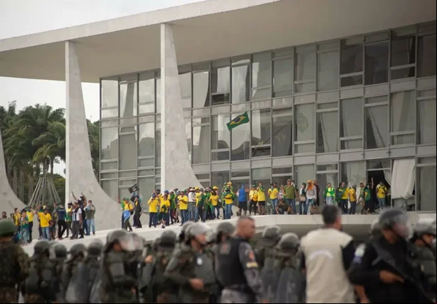 Manifestantes entram no Palácio do Planalto