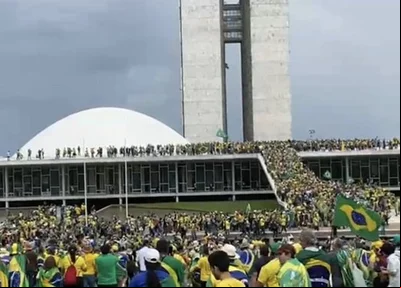 Manifestantes sobem rampa e ocupam o teto do Congresso Nacional