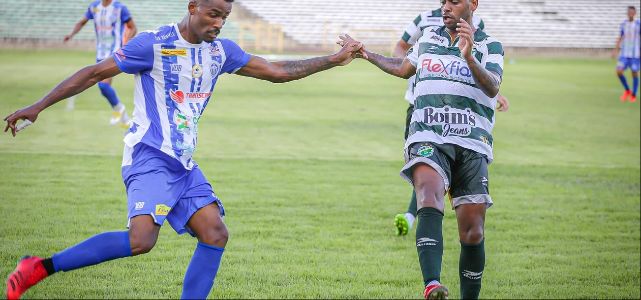 Na defesa, atleta tenta se livrar da pressão