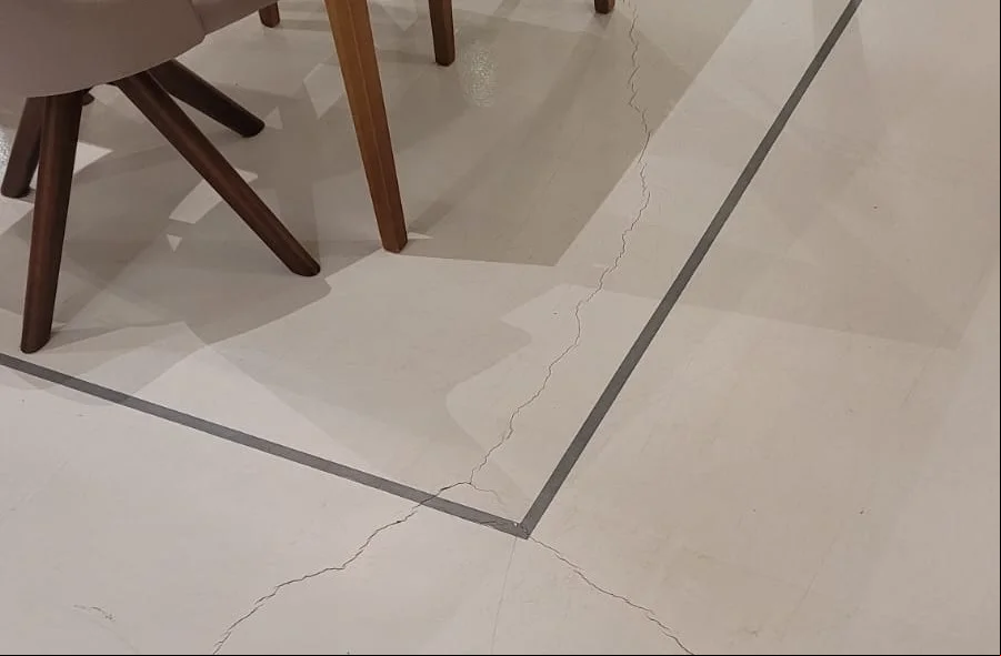 Piso próximo ao cinema apresentou várias rachaduras no Shopping Rio Poty