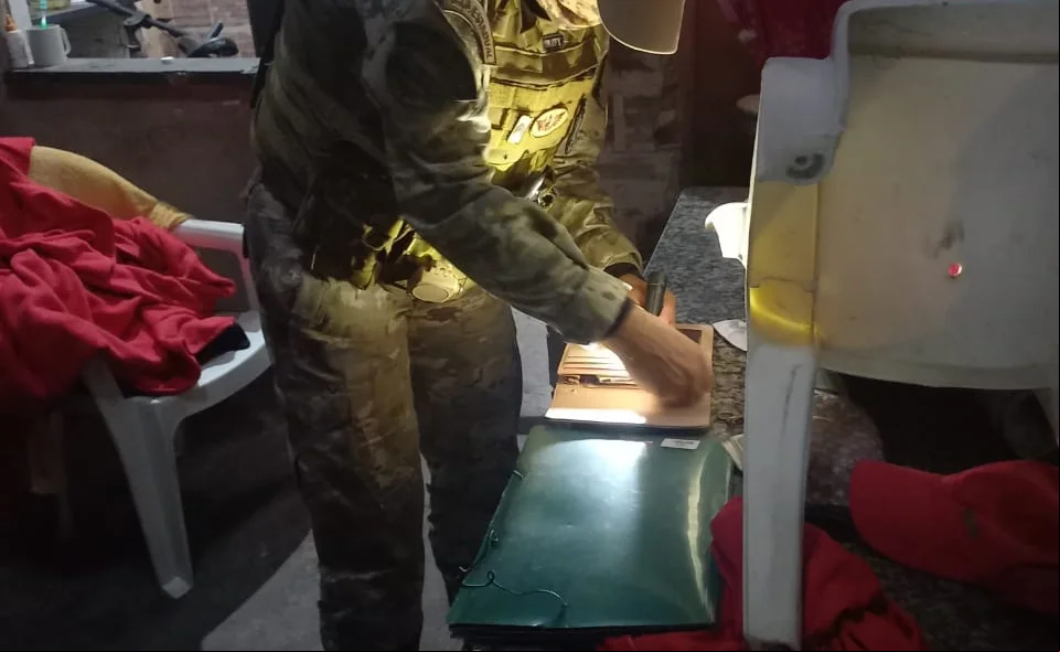 Policiais fazem busca por toda casa