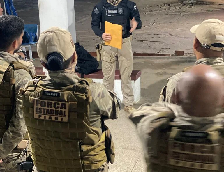 Policiais sendo instruídos antes das prisões ocorridas