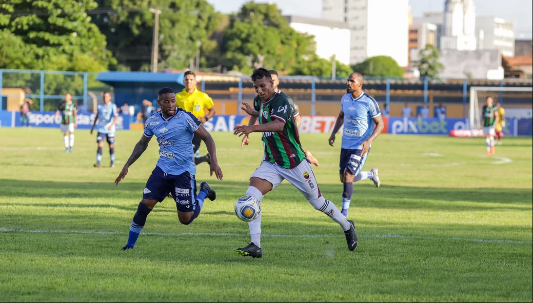 Romullo do Fluminense tentando finalização