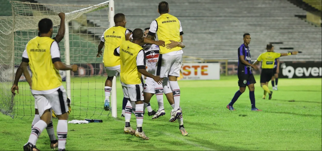 Time do River comemorando gol