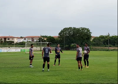 Típico treino do bobinho entre os jogadores do River