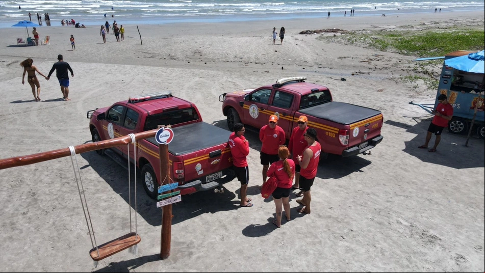 Viaturas dos bombeiros na Praia de Atalaia, litoral do Piauí