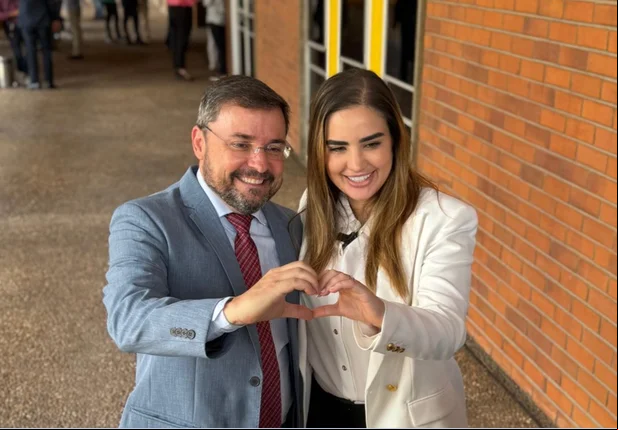 Fábio Novo faz o coração com Bárbara do Firmino