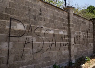 Muro com pichação do Bonde dos 40