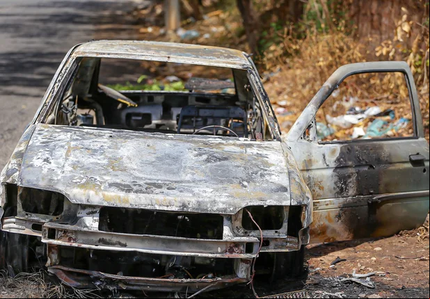 Moradores tentaram conter as chamas que atingiram todo o carro