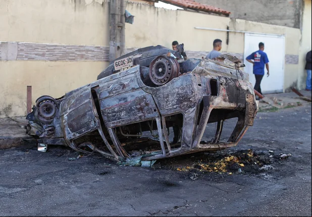 O motorista foi resgatado por populares