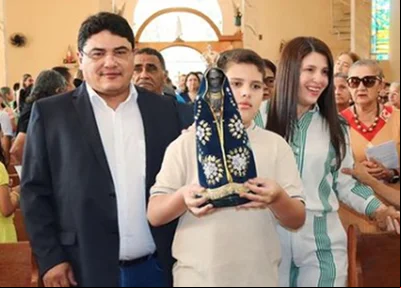 Prefeito e família durante a missa