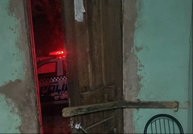 A porta da casa foi arrombada e a vítima foi executada a tiros