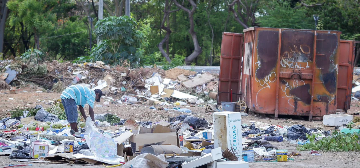 Catadores de lixo encontram feto em contêiner de lixo na zona Leste de Teresina