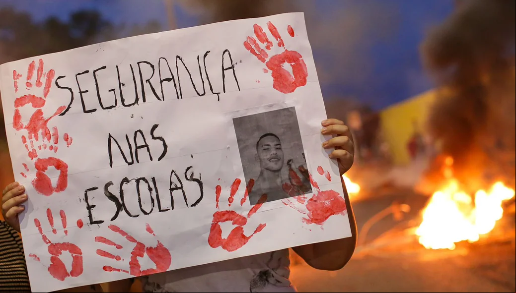 Com cartazes, moradores se revoltaram pela morte do jovem