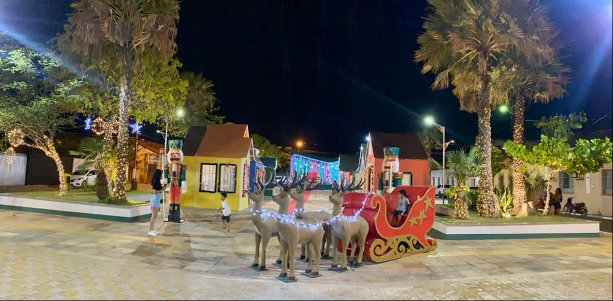 Crianças se divertindo com a decoração natalina
