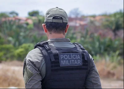 Policial militar no local